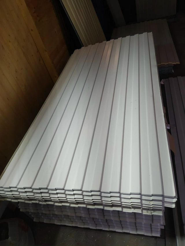 В продаже толстый окрашенный профильный лист не конд?...