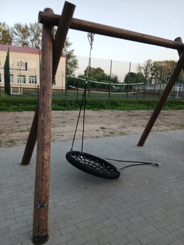 Почините качели. Сломали, на новой площадке у ТЦ Вита.