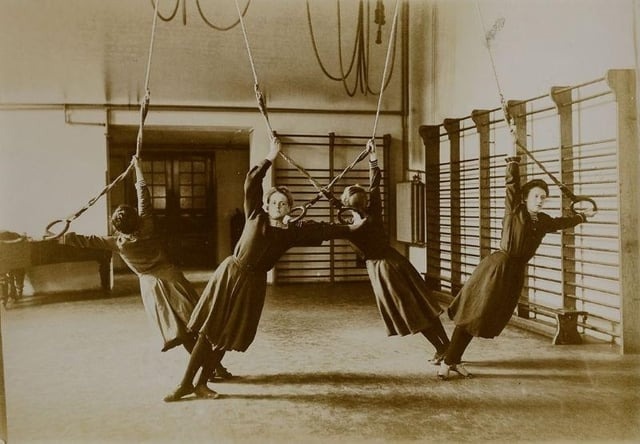 Спортзал в Гамбурге, конец 1890-х годов. Женщины тренирую...