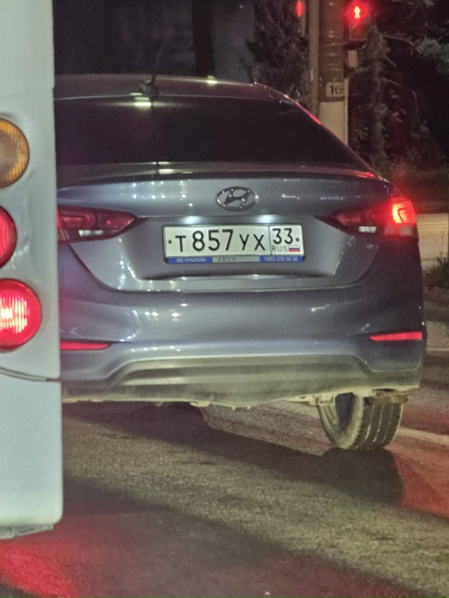 Осел старый, ты шавуху пожрать не можешь на парковке гд...