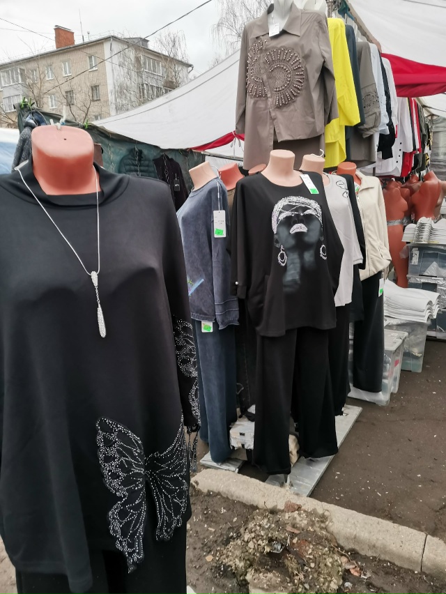 На против центрального входа Октябряского рынка будет...