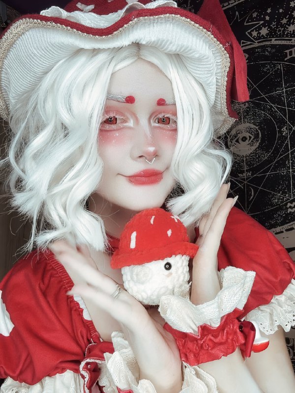 На смену альтухам, фембоям и фурри пришёл новый тренд — грибоняшки
Тянки теперь наряжаются в откров