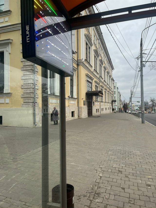 нашла наушник около остановки филармонии ,остался там ...