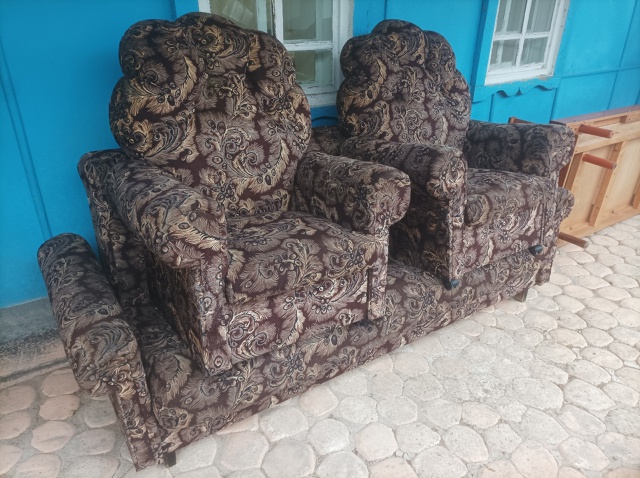 Продам диван и 2 кресла. Самовывоз. 2000 руб. +79878456211. Анон.