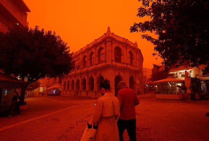 Остров Крит в Греции окрасился в кроваво-красный цвет из-за мощной песчаной бури.
Страшно K P A C