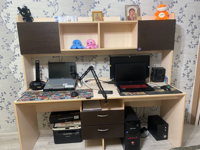 Продам компьютерный-письменный стол в идеальном состо...