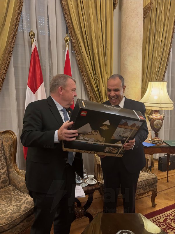 Международные отношения — это просто: министр иностранных дел Дании Ларс Лёкке Расмуссен подарил сво