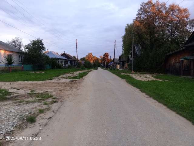 Первый луч
Я встану утром на угоре -
Там первый луч про?...