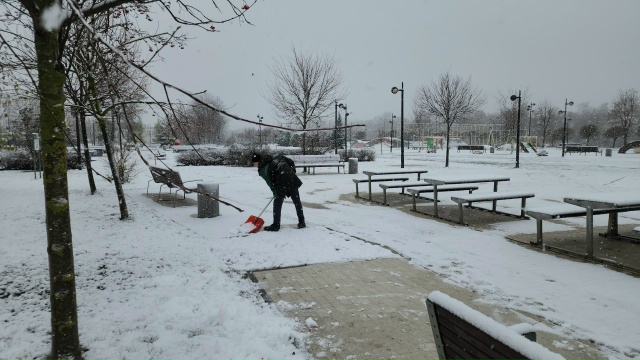 Коммунальные службы убирают снег.
С самого утра в окр?...