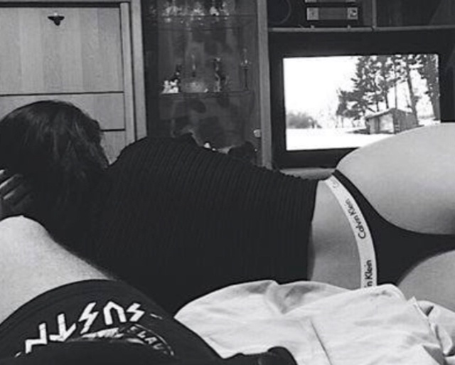 Почему кошки любят в ногах лежать?