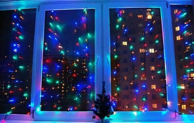 спасибо чужим гирляндам на окнах, они единственные дают ощущение праздника: