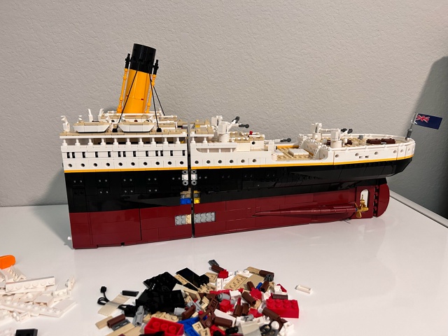 🚢 LEGO-Титаник пошёл ко дну… красиво
Один из самых тала...