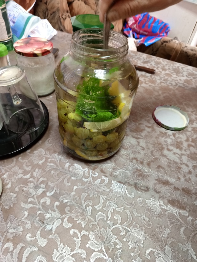 Дачное махито_ мята, лимон, сахар и крыжовник.