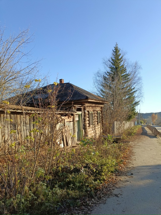 По пер.Пионерский стоит заброшенный дом без окон,не пе?...