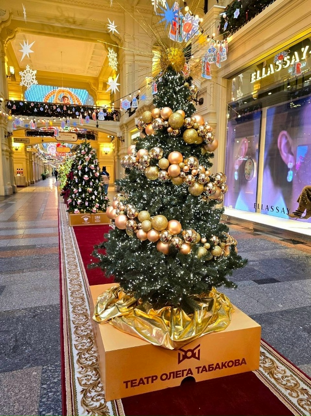 В ГУМе открылась выставка новогодних ёлочек 🎄
Фото: И...