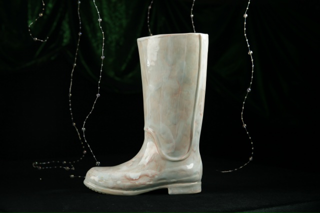 Вазы сапоги мастерской NoName Ceramics.