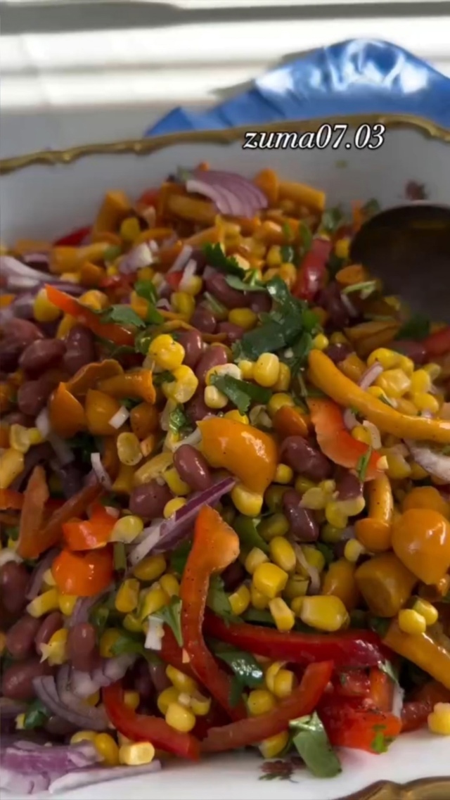 Вкусный яркий летний салат с маринованными опятами и ф...