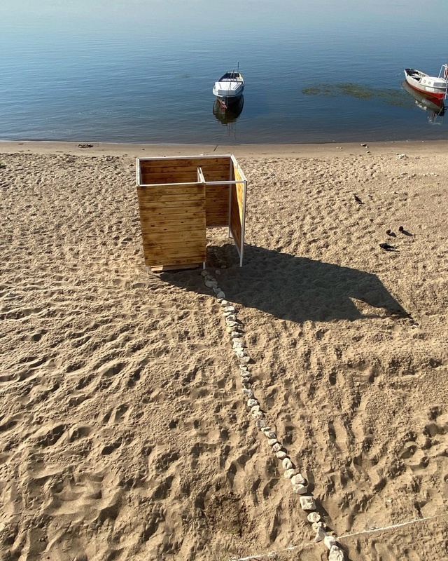 На городской набережной, где обустраивают солярий, поя...