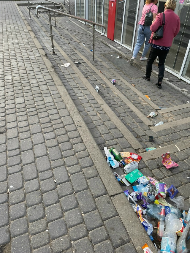Мусор на лестнице около магнита фик спрайс и кари на Ме...