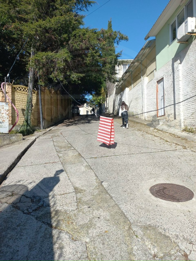 Провод опасненько навис над дорогой возле ворот санат?...