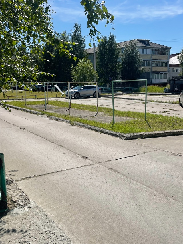 Мира 37. Висел ковер, верните на место, кто взял пожалуйс...