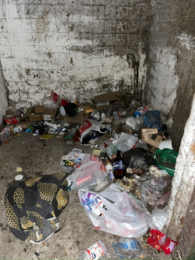 Администрация обратите внимание. Третий день лежит ба?...