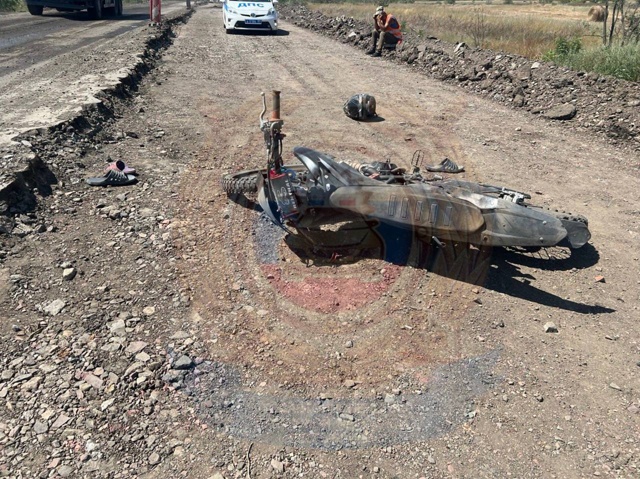 Водитель и пассажир, попавшие в ДТП на мотоцикле, выжил...