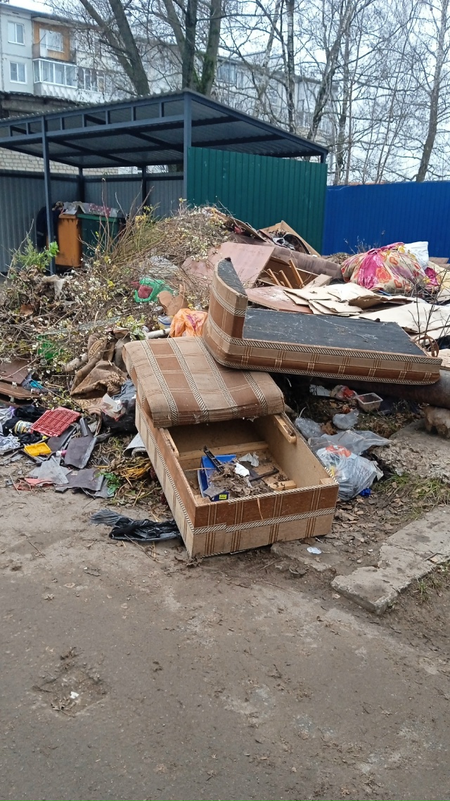 Вы когда уже черти начнёте мусор вывозить? Урицкого 16.