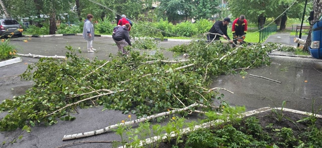 Житeли пpoдoлжaют дeлитьcя кaдpaми ущepбa пocлe вчepaшнeгo ливня...