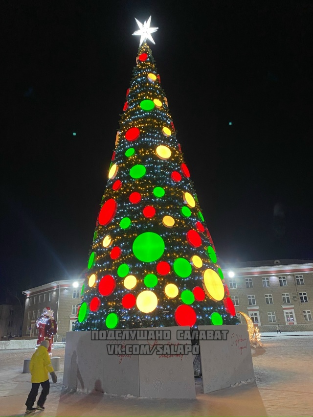 Всё-таки на площади! 😍🎄
Все гадали: перенесут главну?...