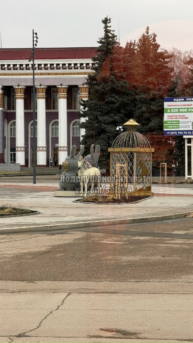 🎄В Салавате на площади начали установку главного нов?...