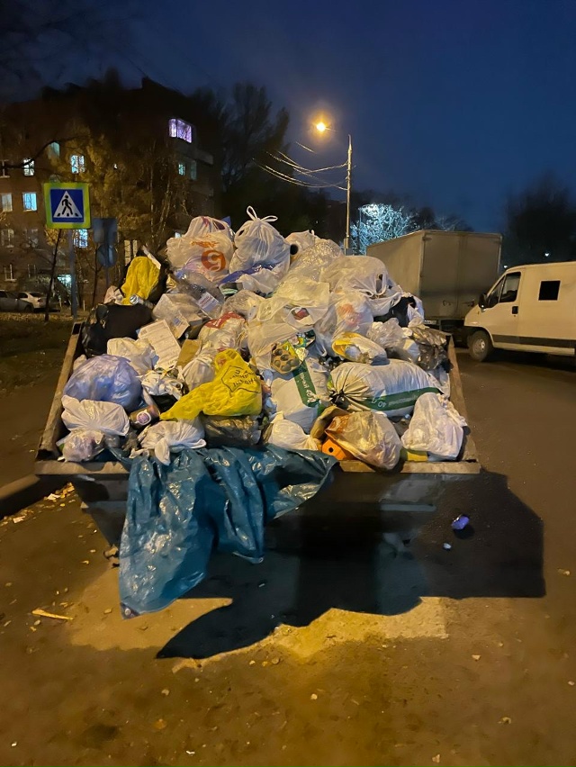 Это какой то кошмар! Возле 4 школы, посреди дороги, боль?...