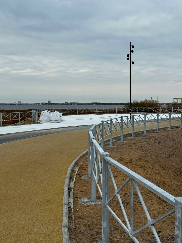 Вопрос, зачем везде в городе ставят эти ужасные, дешевы...