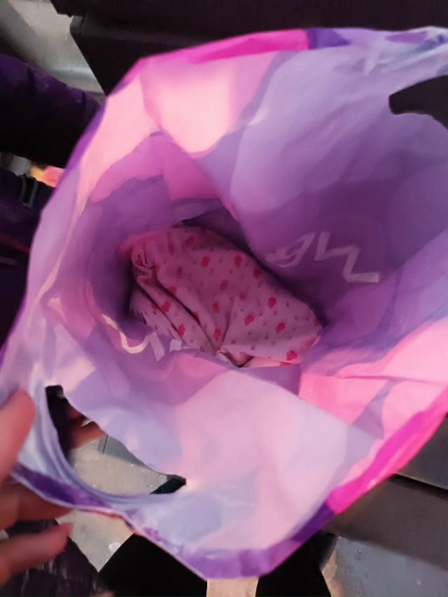 Второй день стоит пакет на остановке Озерское шоссе 2.У...