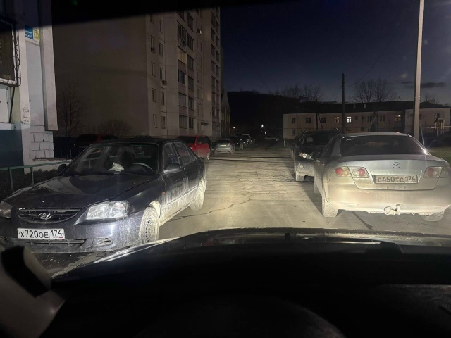 😡Это называется парковка по-копейски. В случае ЧП, пож...