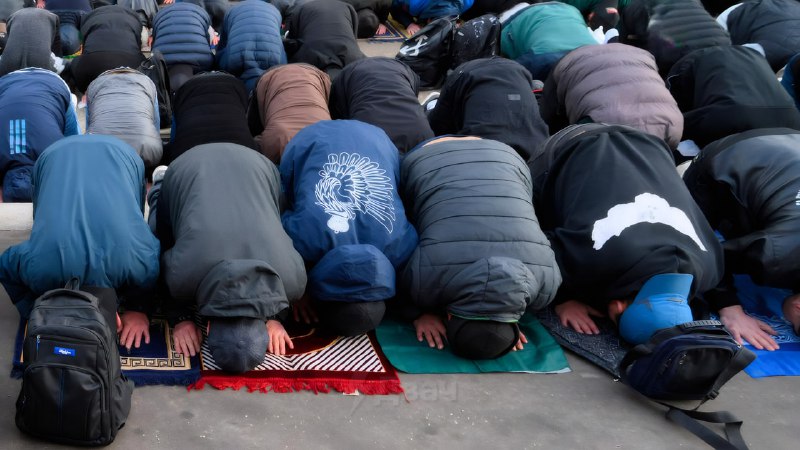 В Москве и Питере тысячи мусульман собрались у соборных мечетей на массовую молитву в честь праздник