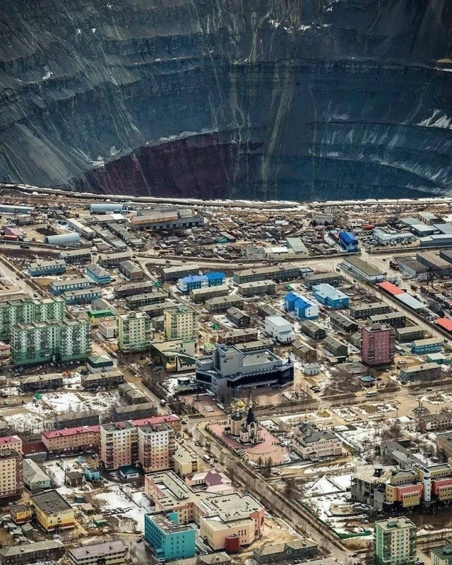 Алмазный кратер «Мир», рядом с городом Мирный, Республ?...