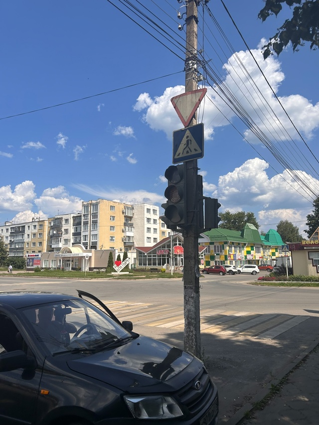 Неделю уже в центре города не работают светофор, доста?...