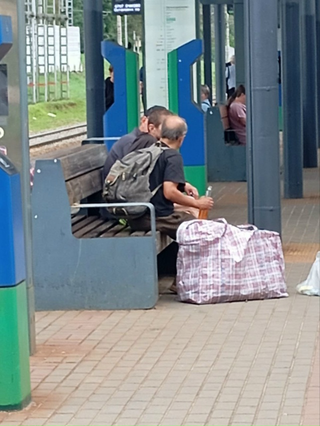 Три мужчины нагло выпивают и матерятся на станции Салт...