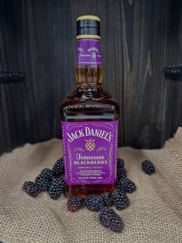 В российские магазины завезли ежевичный Jack Daniel's — новинка ехала до нас полгода
Это мы пьём?