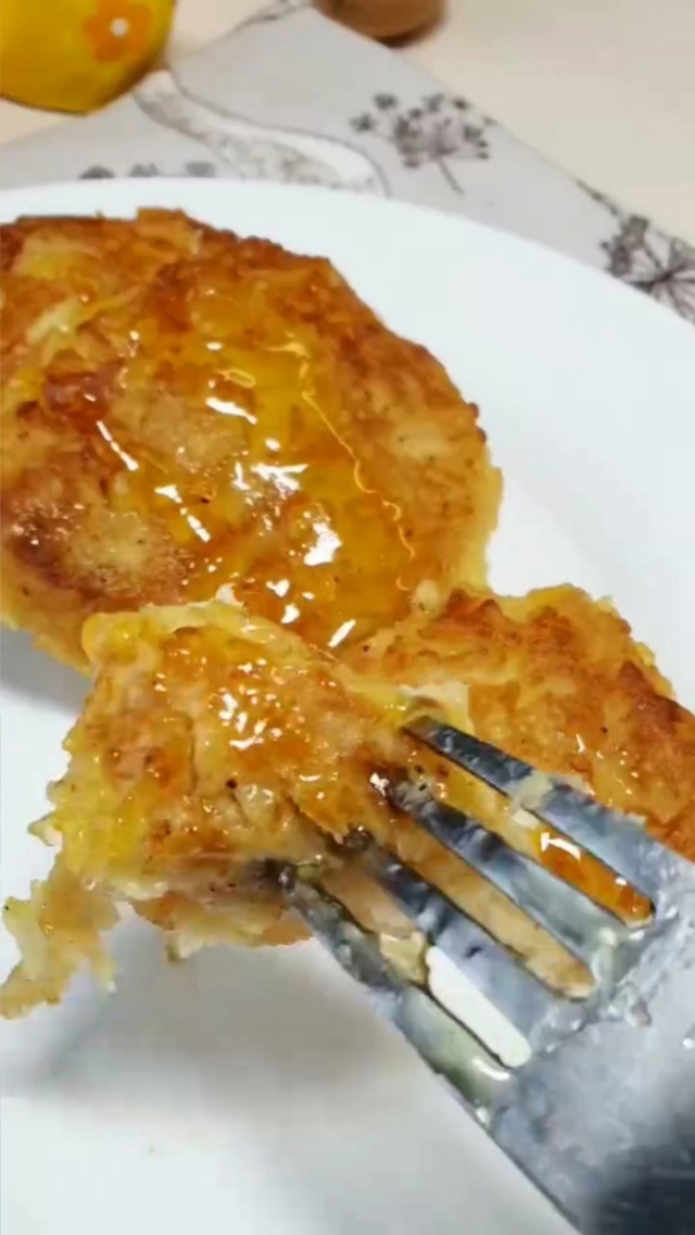 Вкуснейшие мягкие и нежные яблочные оладьи на завтрак ...