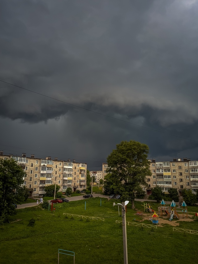 Тучи рвутся, гром гремит,
Вода в ключах кипит.
Молния ...