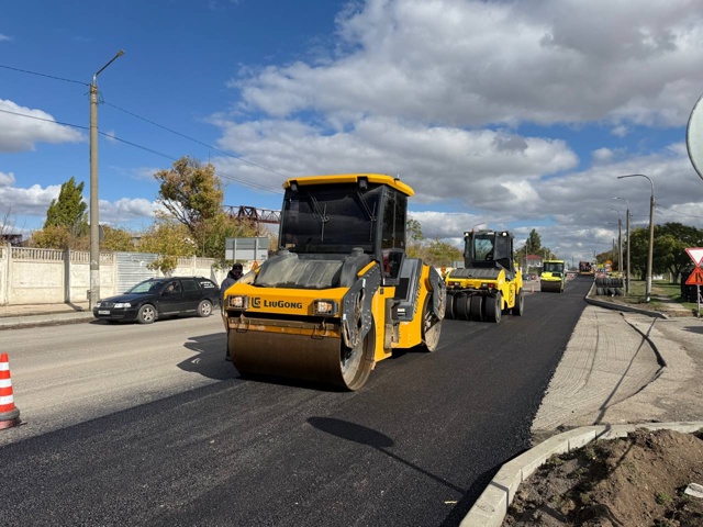 Сегодня приступили к укладке выравнивающего слоя доро...