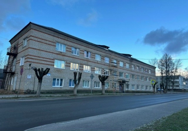 У гостиницы юность снова обрезали деревья
В советские...