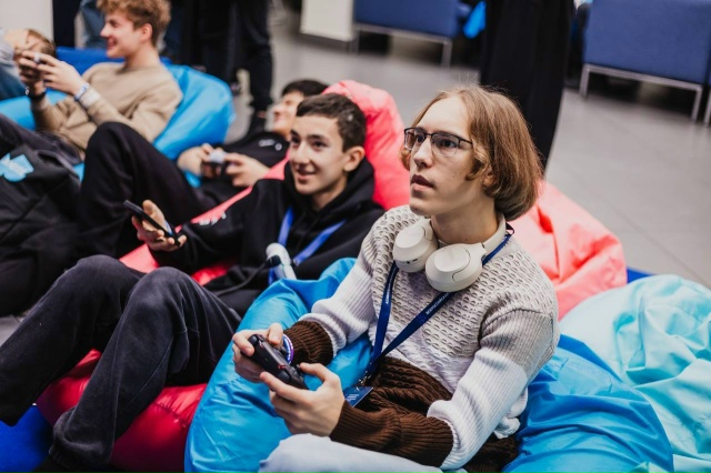 Александр Захаров, десятиклассник из школы «Росток» в ...