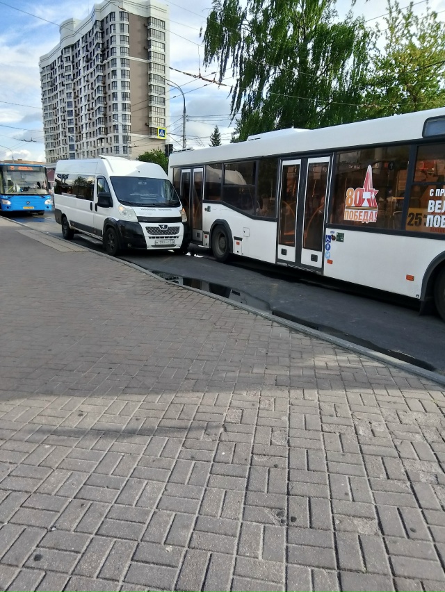 ДТП вечернее на улице Дуки с участием автобуса и маршр?...