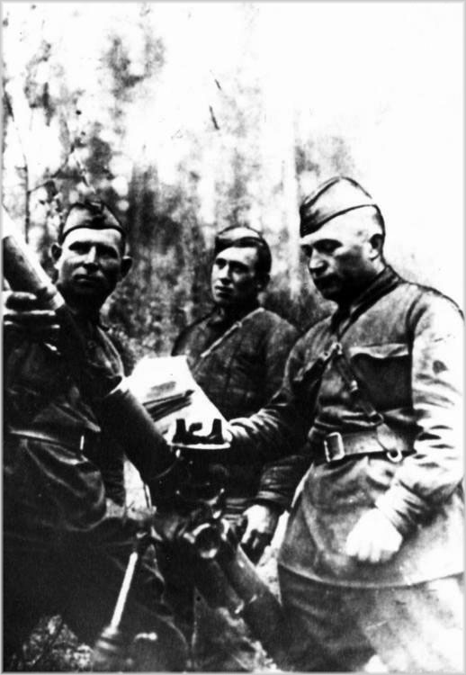 1)Вражеский бронетранспортер, подбитый у Рогожинского ...