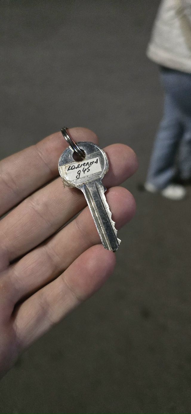 Найден ключ на парковке ТРЦ 