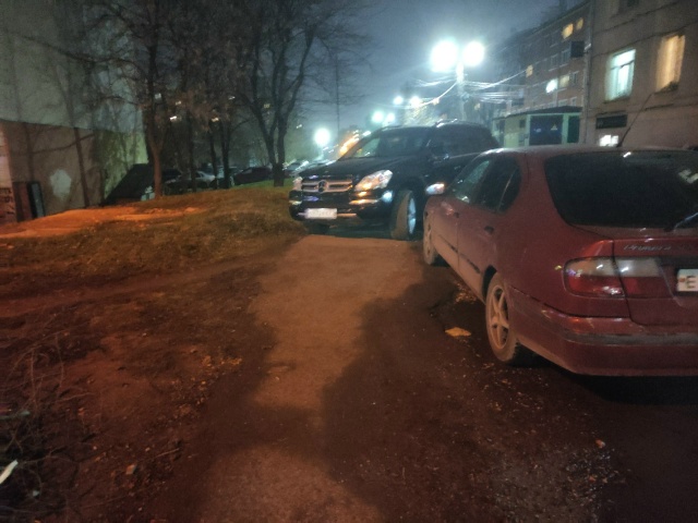 Не, ну почему так то ? Там тротуар🤔🤦.локация ул. Дягте?...