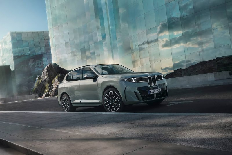BMW официально представила новый X5
Сначала выйдут пять версий: бензиновая, дизельная, две гибридны